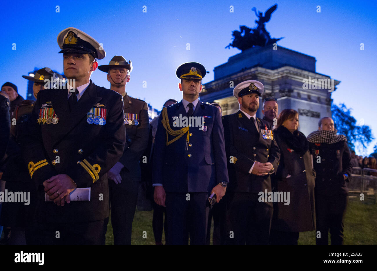 Mitglieder der Streitkräfte sehen einen Anzac Day Dawn Service bei der Australian War Memorial am Hyde Park Corner in London anlässlich des Jahrestages der ersten großen Militäraktion von australischen und neuseeländischen Truppen während des ersten Weltkrieges kämpfte. Stockfoto