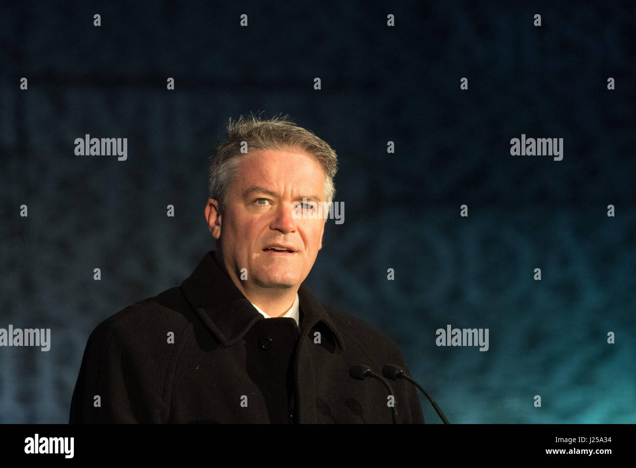 Australischer Minister für Finanzen Mathias Cormann spricht während ein Anzac Day Dawn Service bei der Australian War Memorial am Hyde Park Corner in London anlässlich des Jahrestages der ersten großen Militäraktion von australischen und neuseeländischen Truppen während des ersten Weltkrieges kämpfte. Stockfoto