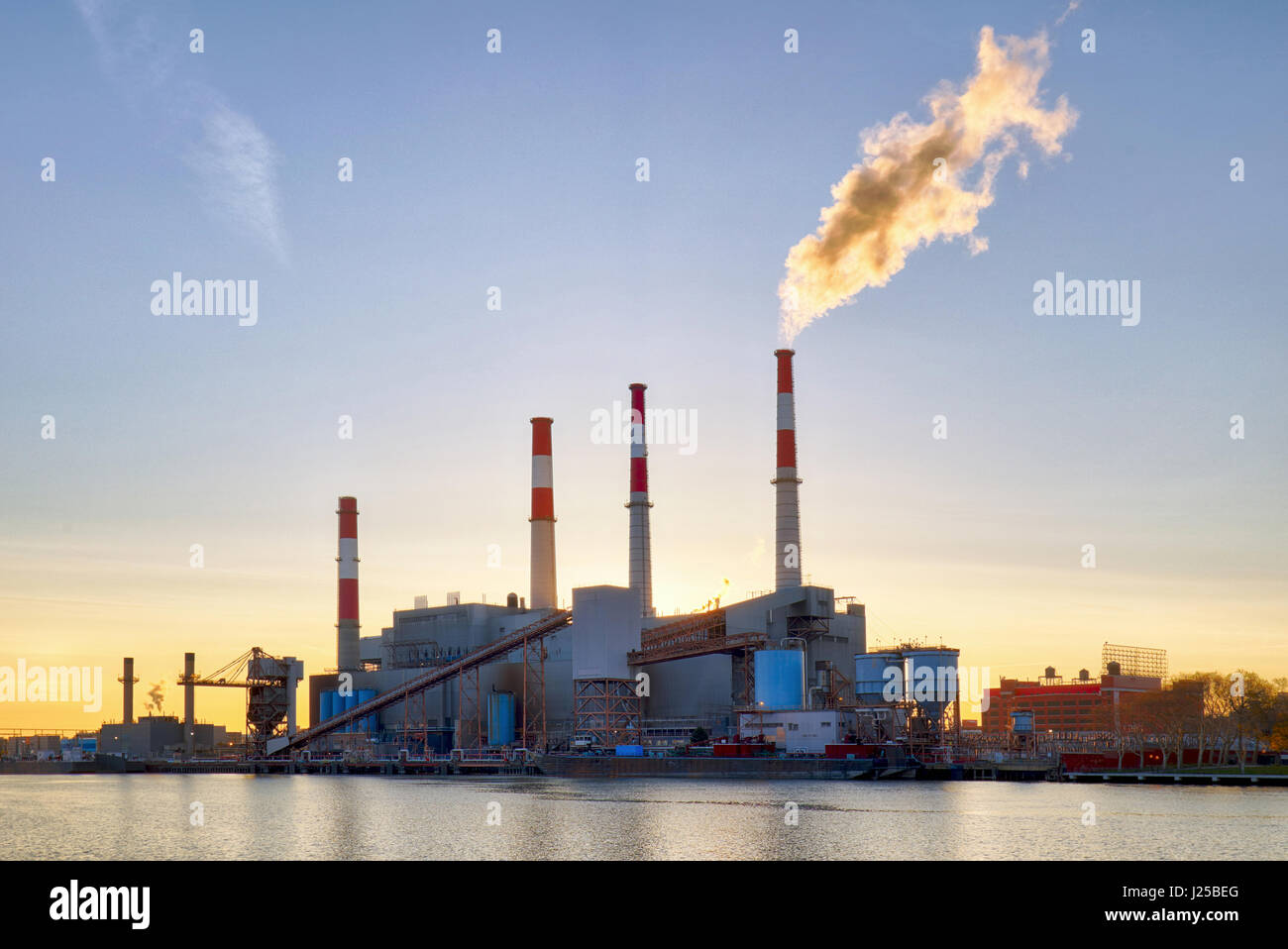 Fabrik bei Sonnenuntergang Stockfoto