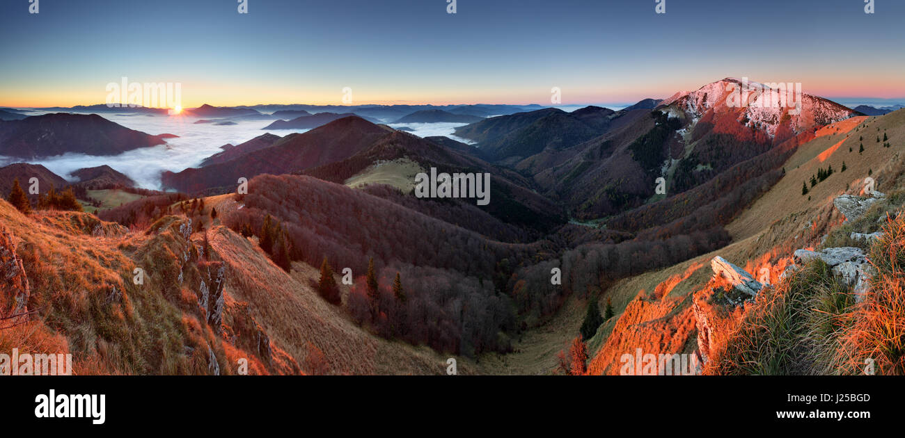 Sonnenuntergang im Herbst Berglandschaft in der Slowakei Stockfoto