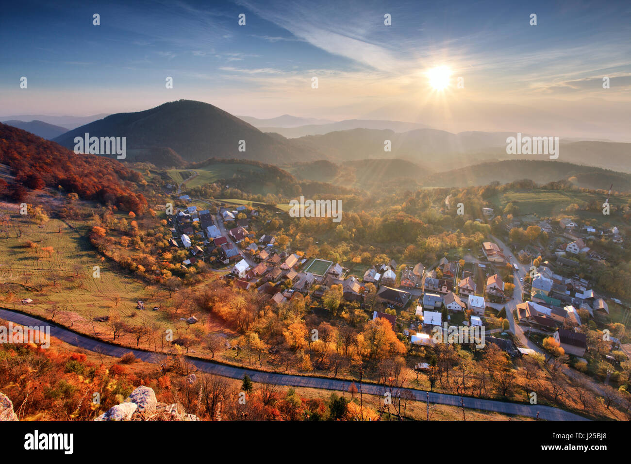 Dorf im Herbst mit Sonne Stockfoto