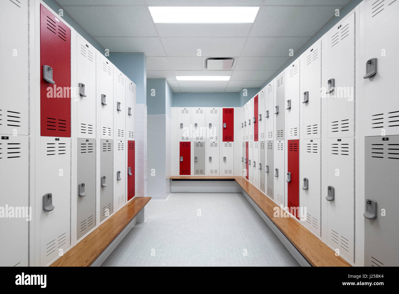 Innenansicht der Umkleide. Kloster der Heiligen Herzen Athletik Zentrum, New York, United States. Architekt: BKSK Architekten, 2014. Stockfoto