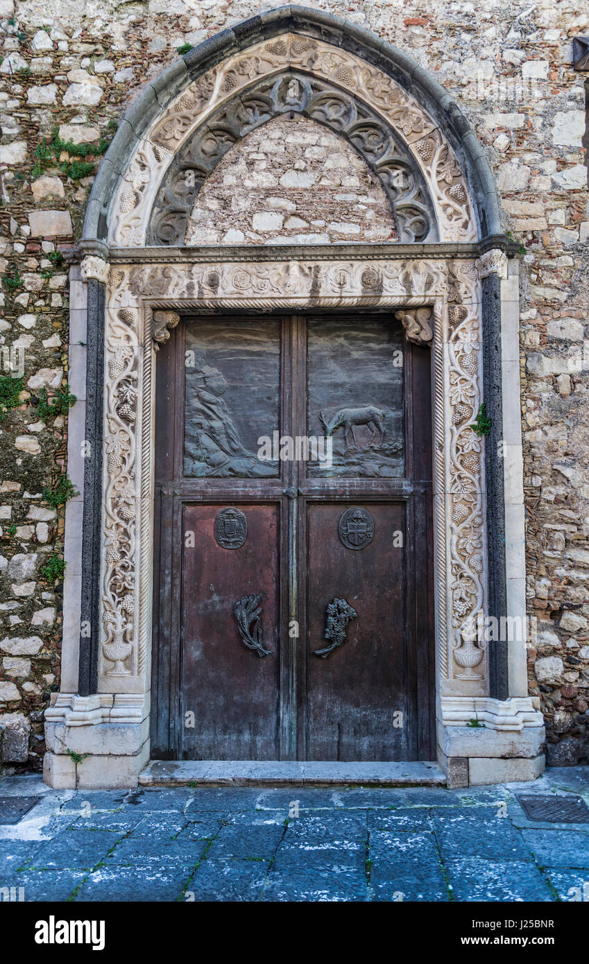 Geschlossene Tür von einem Gebäude, Taormina, Provinz Messina, Sizilien, Italien Stockfoto