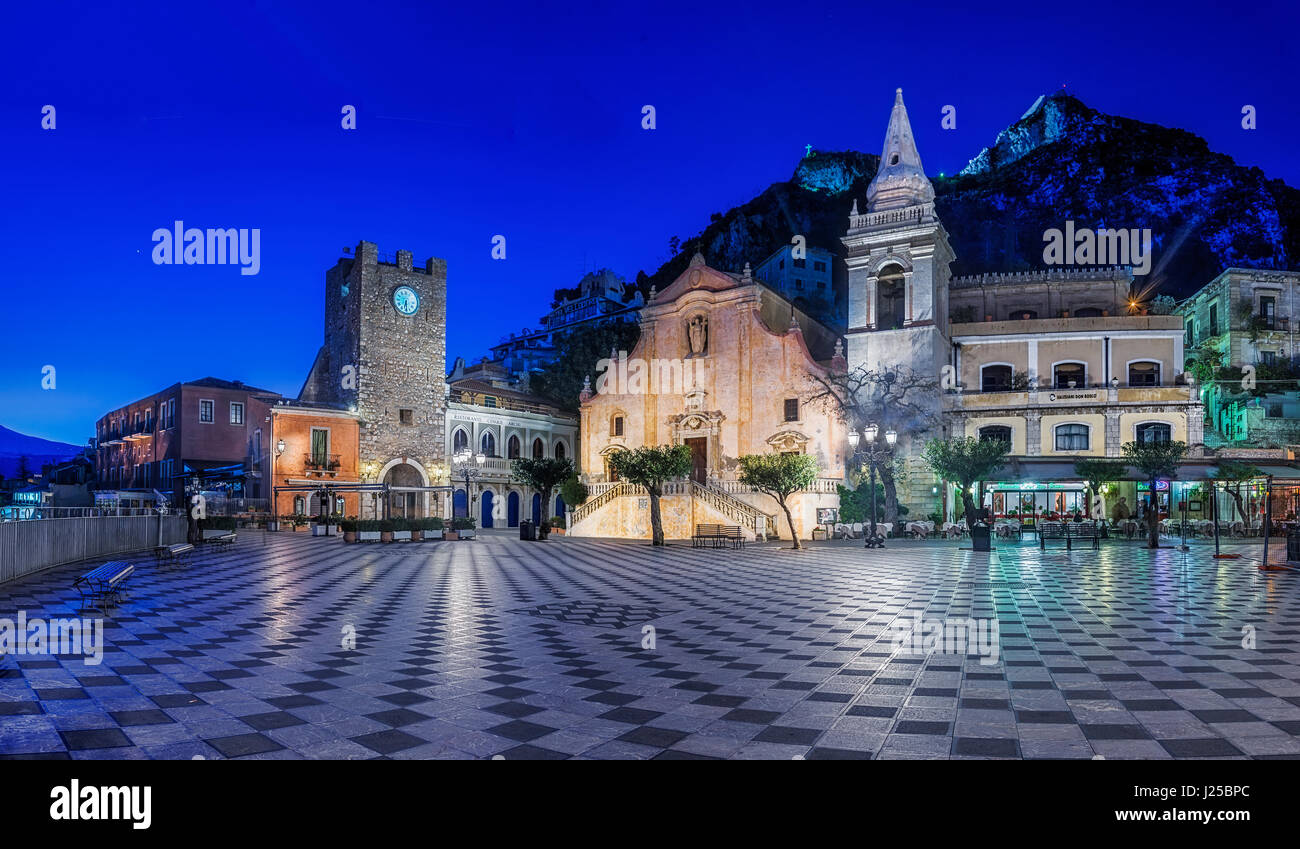 San Giuseppe Church und Piazza beleuchtet in der Nacht, Taormina, Sizilien, Italien Stockfoto