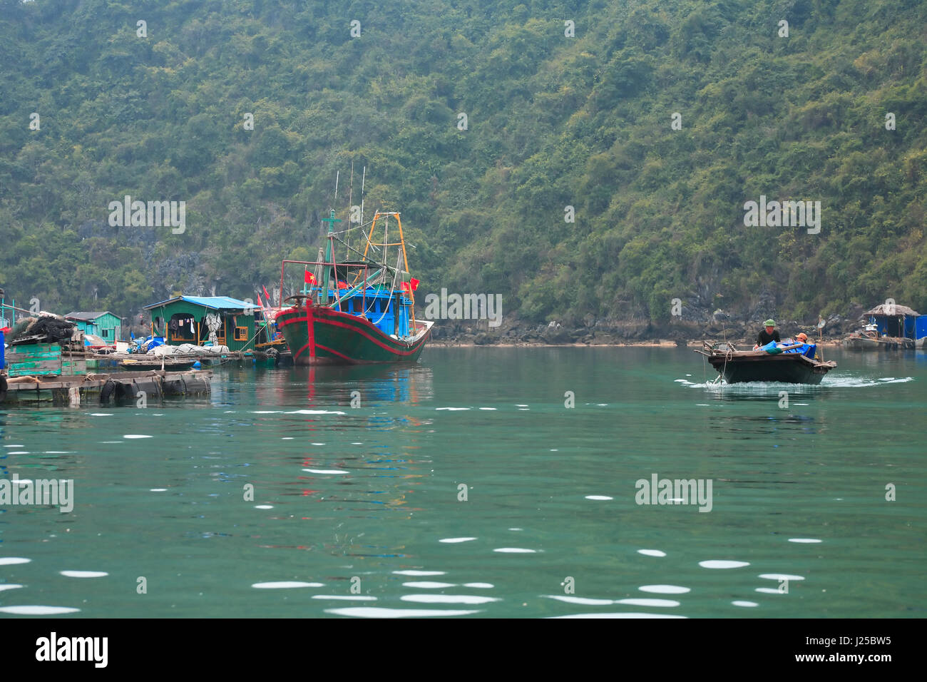 Halong Bucht, Vietnam - 6. März 2017: Hafen von Cat Ba Insel, Halong Bucht, Vietnam Stockfoto