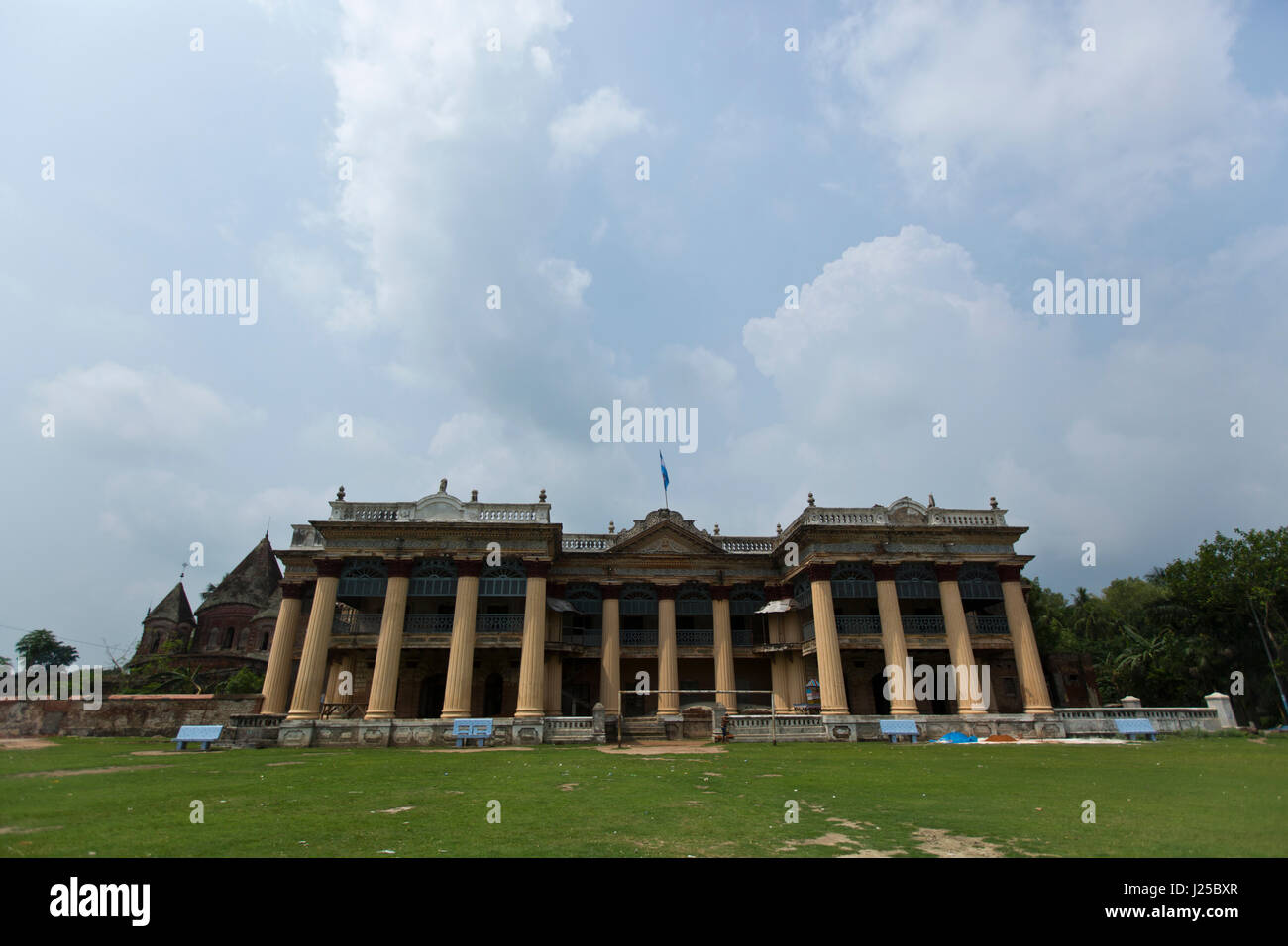 Der zweistöckige Puthia Palast, der die wichtigsten Struktur im Bereich auf der Nordseite ist. Dieser Palast wurde von Rani Hemanta Kumari gebaut. Stockfoto