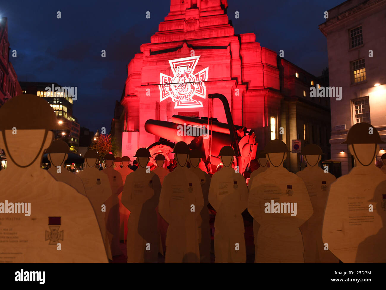 64 lebensgroßen Figuren repräsentieren die 64 Freimaurer, die im ersten Weltkrieg das Victoria-Kreuz ausgezeichnet wurden, sind außerhalb Freemasons' Hall im Zentrum von London in ihrem Gedächtnis angezeigt. Stockfoto