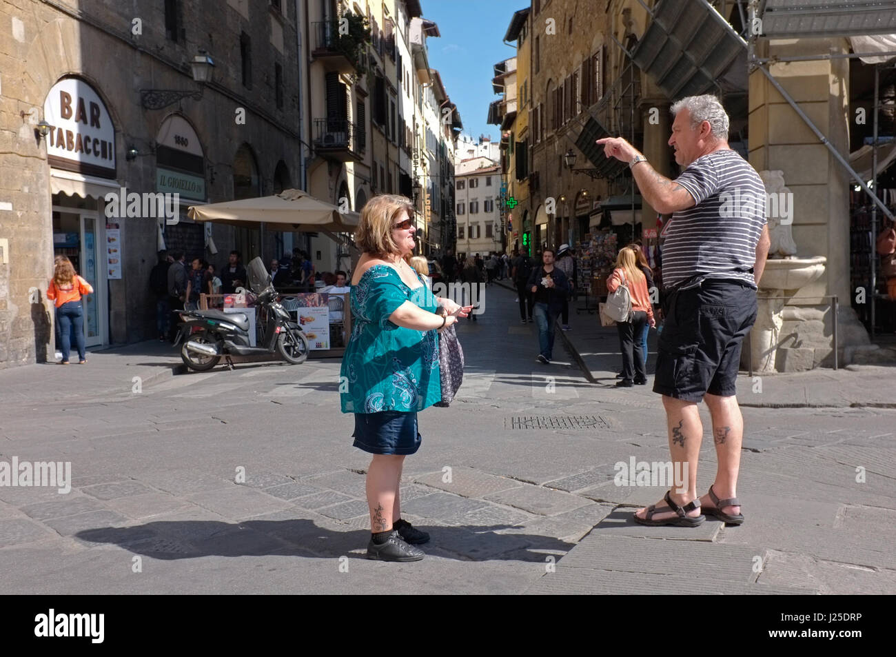 Zwei gehörlose Menschen, die Gebärdensprache in Florenz, Italien Stockfoto