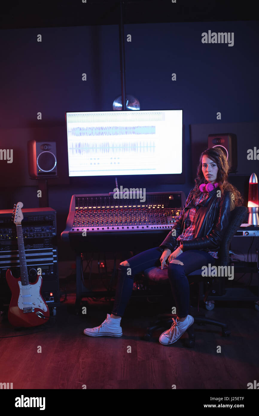Porträt von weiblichen Tontechniker sitzen im Tonstudio Stockfoto