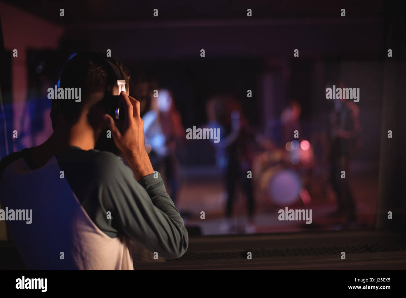 Musikkomponist Musik im Studio aufnehmen Stockfoto
