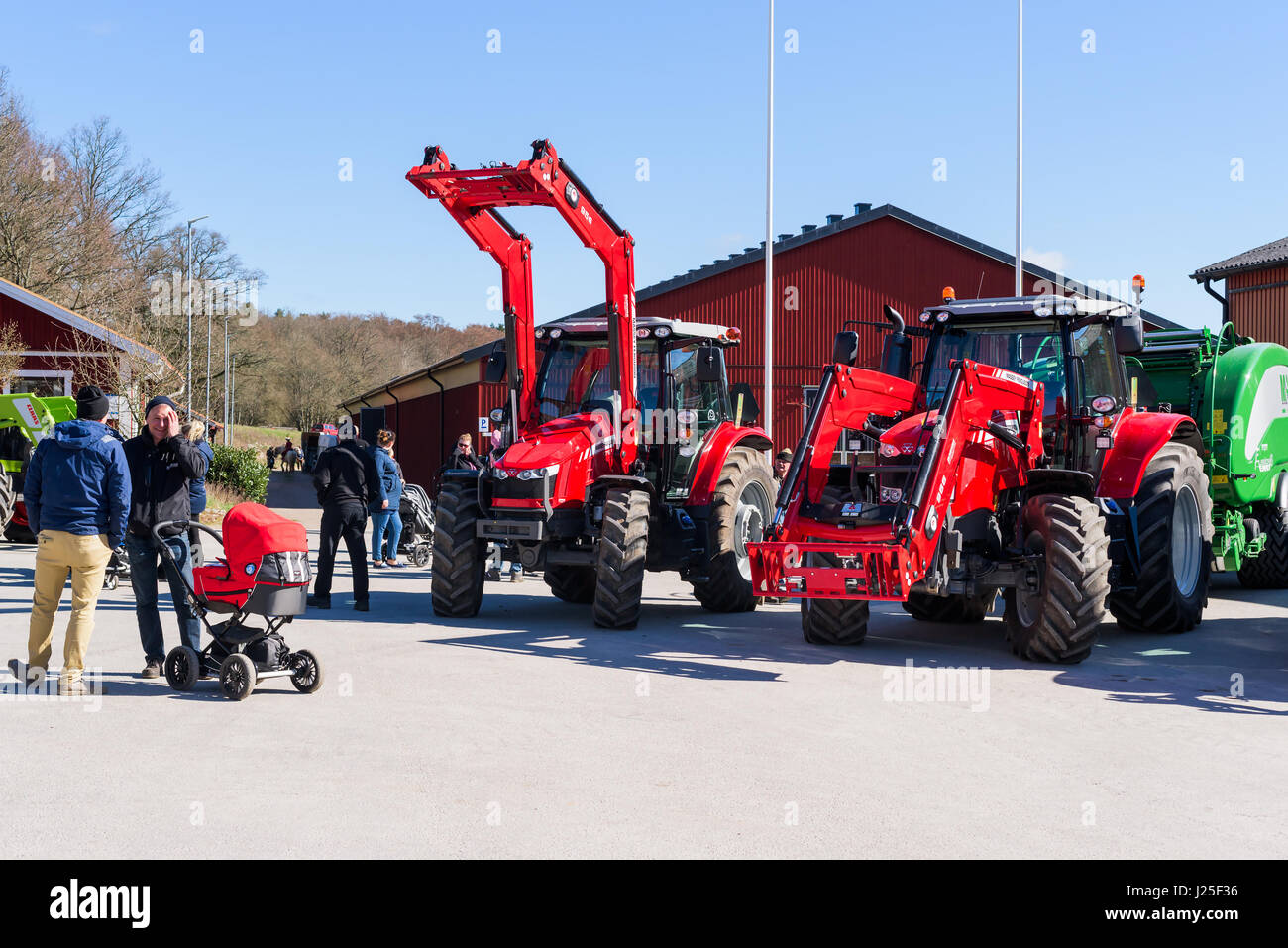 Brakne Hoby, Schweden - 22. April 2017: Dokumentation der öffentlichen Kleinbauern Tag. Händler von Massey Ferguson Traktoren anzeigen tatsächlichen Kunden Schienen Stockfoto