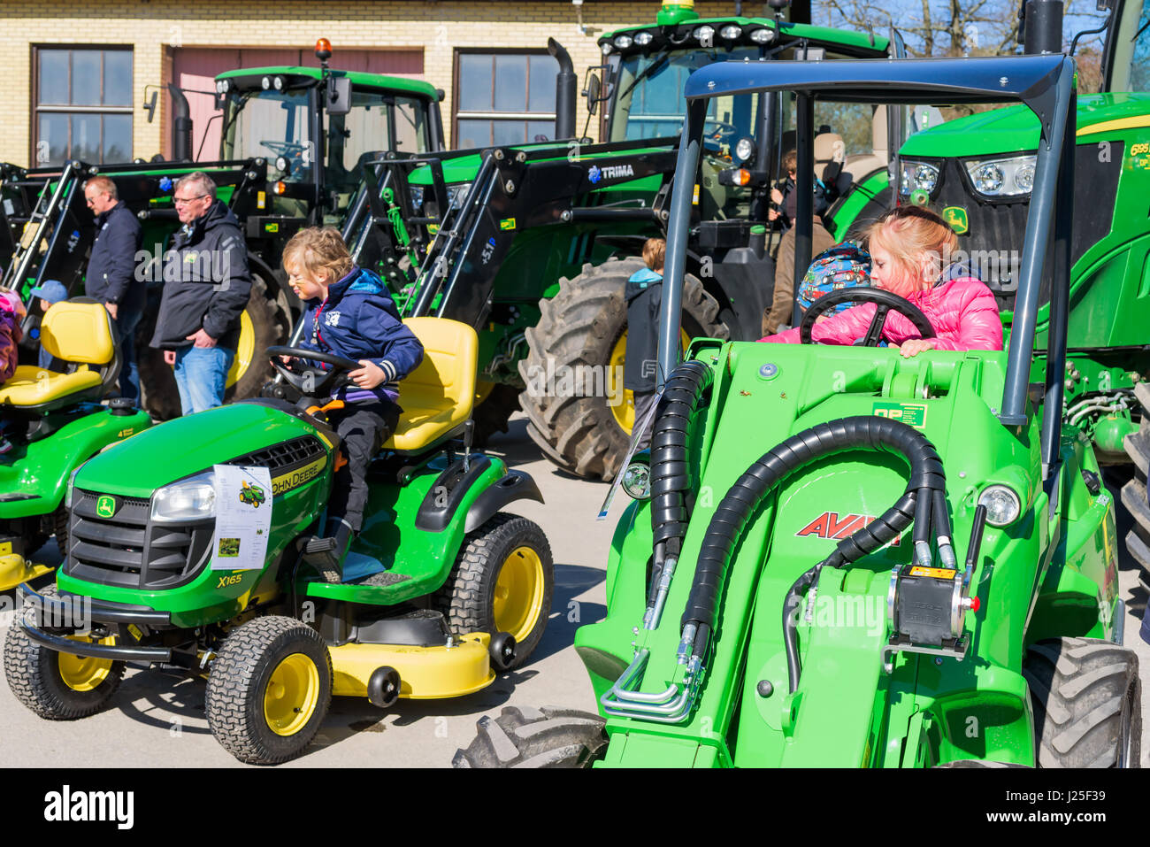 Brakne Hoby, Schweden - 22. April 2017: Dokumentation der öffentlichen Kleinbauern Tag. Familien besuchen die John Deere Traktor-Ausstellung. Spielende Kinder Stockfoto