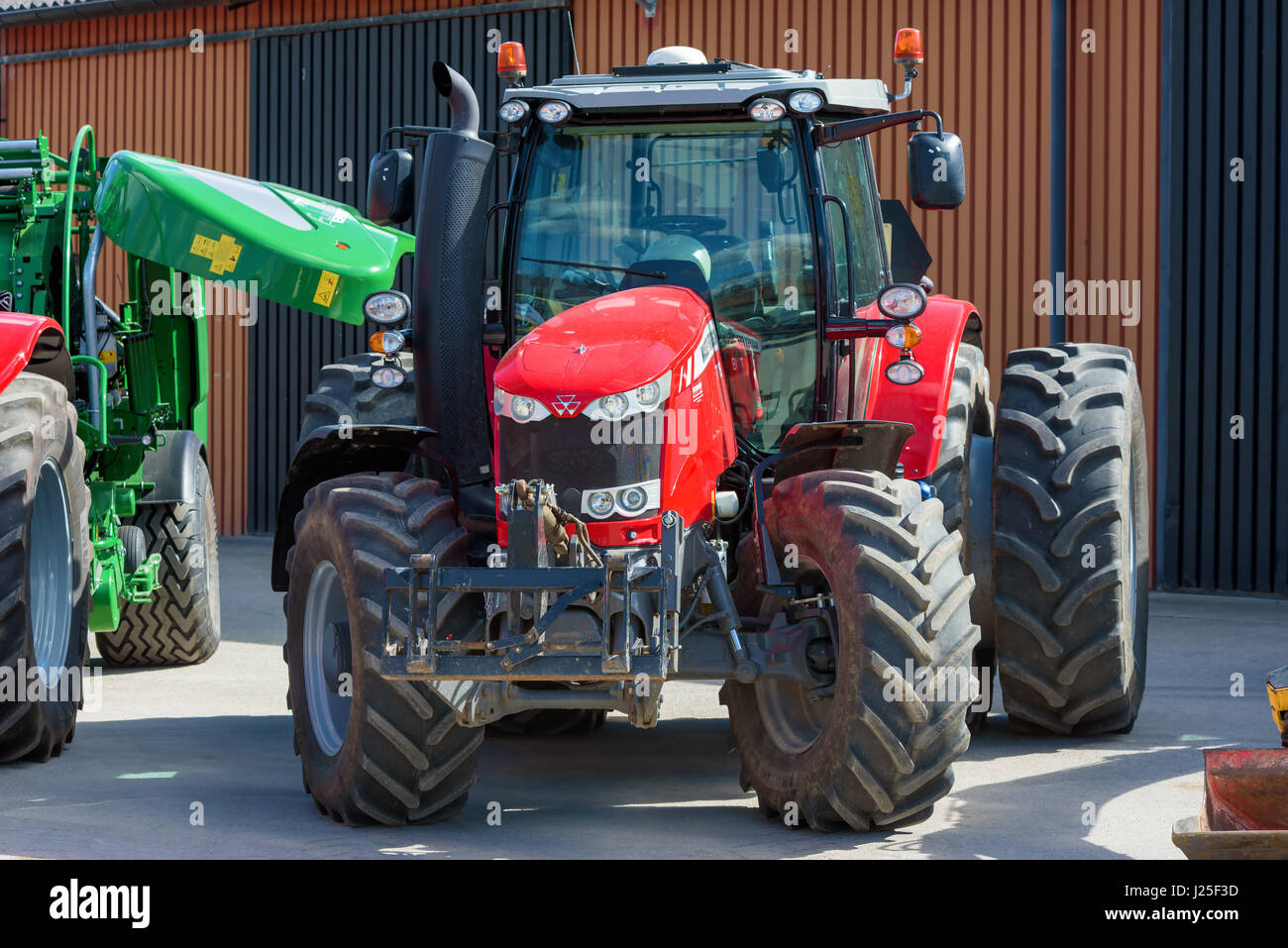 Brakne Hoby, Schweden - 22. April 2017: Dokumentation der öffentlichen Kleinbauern Tag. Roten Massey Ferguson 7718 Traktor mit doppelten Hinterreifen. Stockfoto