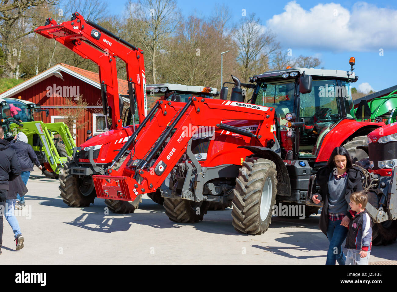 Brakne Hoby, Schweden - 22. April 2017: Dokumentation der öffentlichen Kleinbauern Tag. Händler von Massey Ferguson Traktoren anzeigen tatsächlichen Kunden Schienen Stockfoto