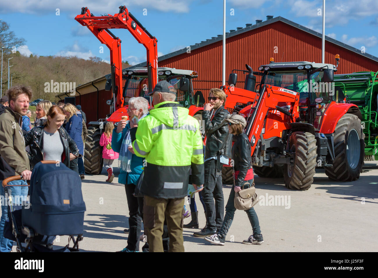 Brakne Hoby, Schweden - 22. April 2017: Dokumentation der öffentlichen Kleinbauern Tag. Händler von Massey Ferguson Traktoren anzeigen tatsächlichen Kunden Schienen Stockfoto