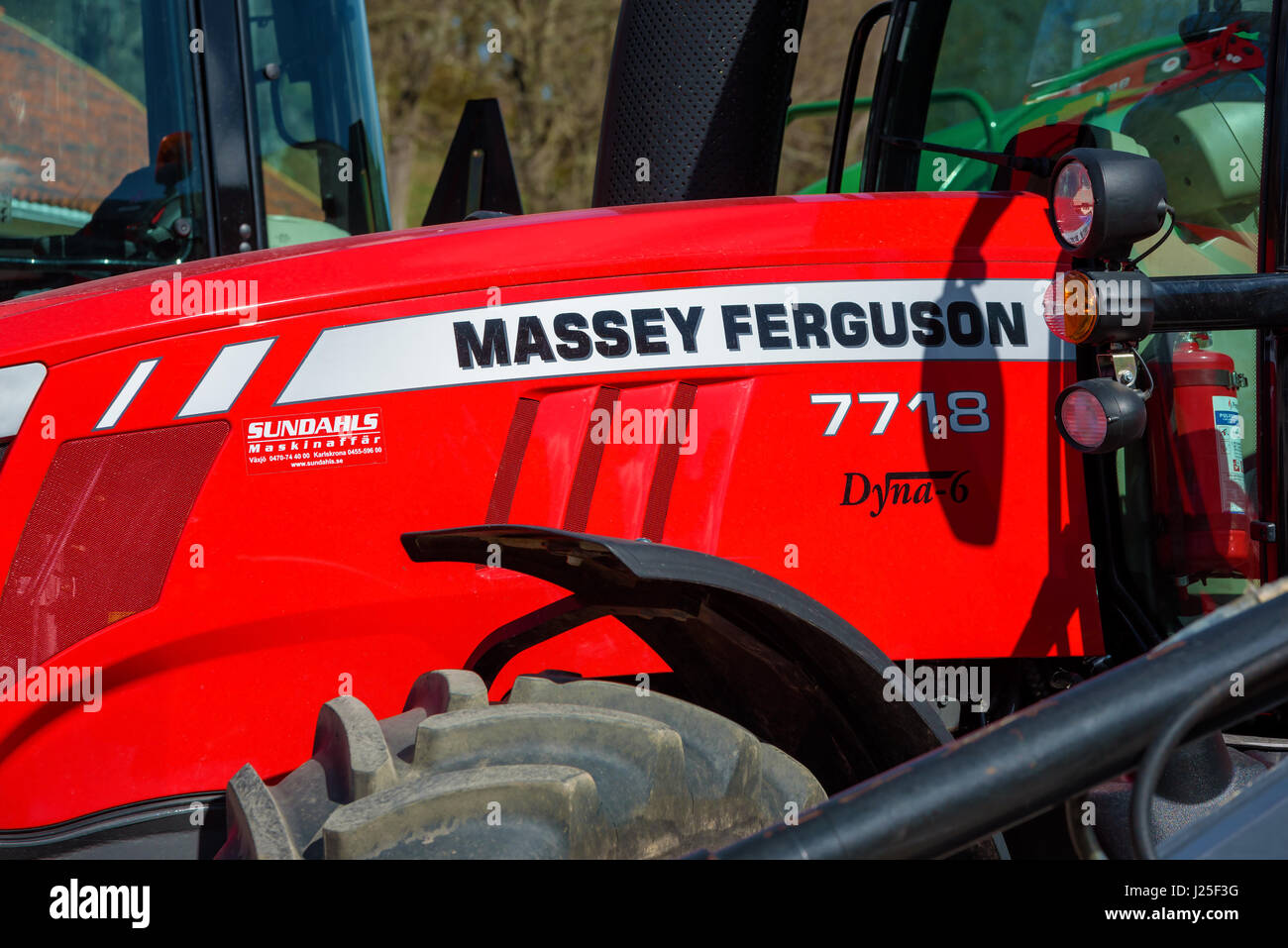 Brakne Hoby, Schweden - 22. April 2017: Dokumentation der öffentlichen Kleinbauern Tag. Massey Ferguson-Logo auf der Motorhaube des roten Traktor. Stockfoto