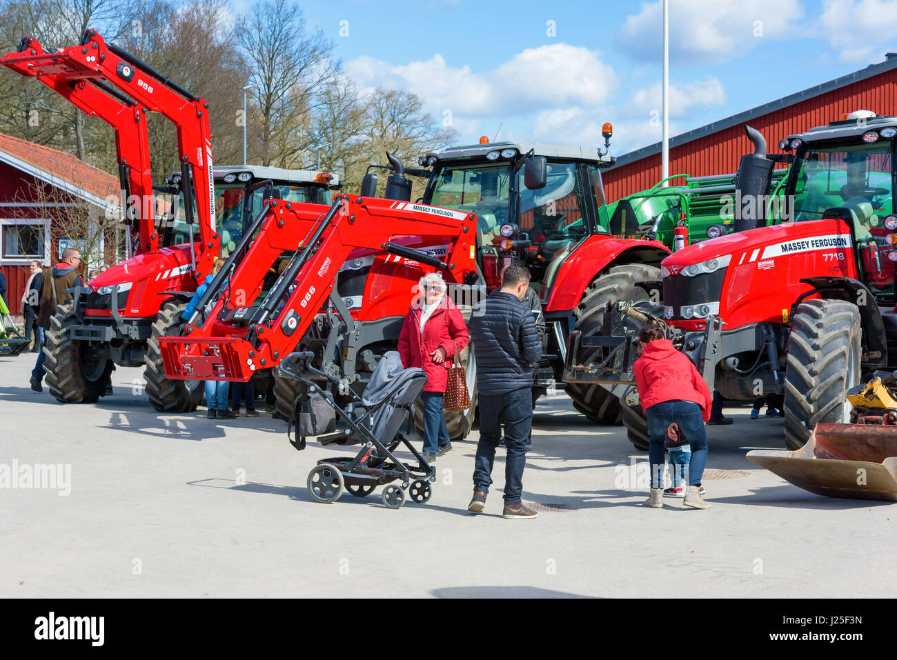 Brakne Hoby, Schweden - 22. April 2017: Dokumentation der öffentlichen Kleinbauern Tag. Händler von Massey Ferguson Traktoren anzeigen tatsächlichen Kunden Schienen Stockfoto
