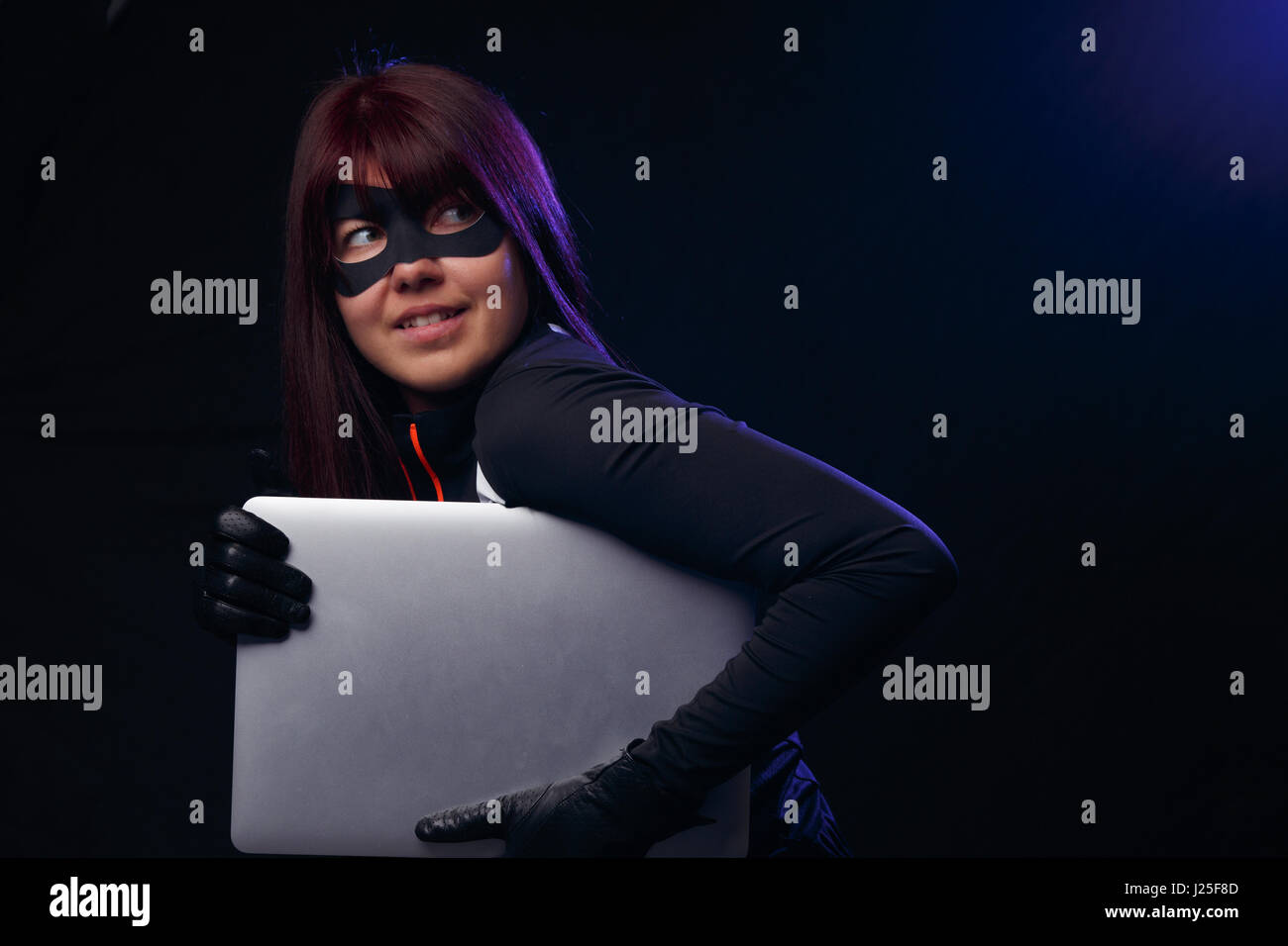 Mädchen-Dieb in schwarzen Handschuhen Stockfoto