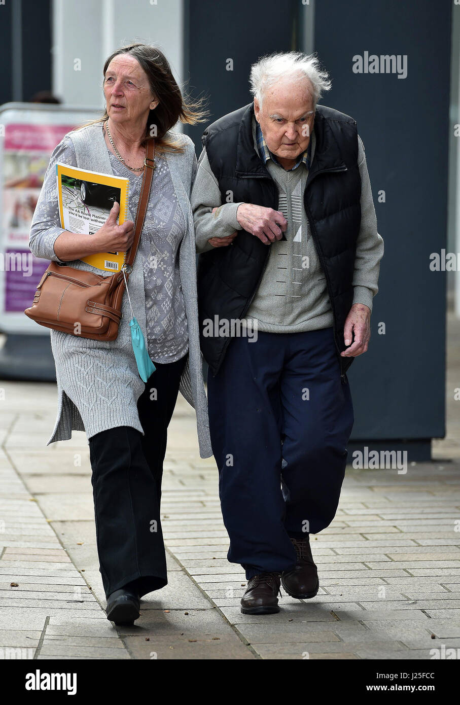 Denver Beddows, 95, der seiner Ehefrau Olive, 88, in einem Versuch Sterbehilfe in ihrem Haus in Warrington, Cheshire, angegriffen, nachdem sie ihn bat, ihr Leben nehmen, weil sie nicht wollte zu sterben in einem Pflegeheim oder einem Krankenhaus, verlässt Liverpool Crown Court (mit einer nicht identifizierten Frau) wo er Gefängnis verschont blieb. Stockfoto