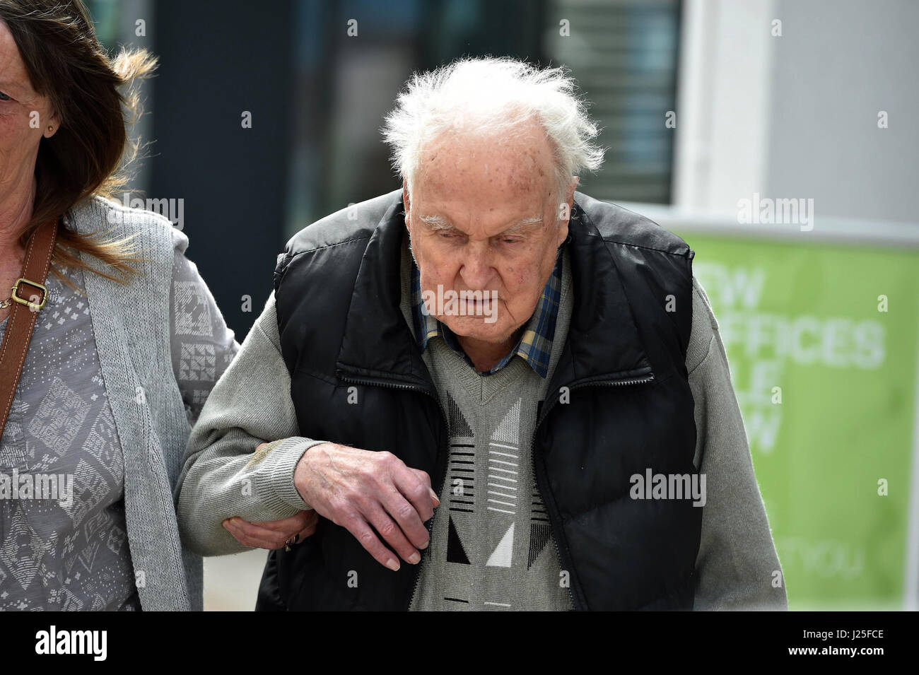 Denver Beddows, 95, der seiner Ehefrau Olive, 88, in einem Versuch Sterbehilfe in ihrem Haus in Warrington, Cheshire, angegriffen, nachdem sie ihn bat, ihr Leben nehmen, weil sie nicht wollte zu sterben in einem Pflegeheim oder einem Krankenhaus, verlässt Liverpool Crown Court wo er Gefängnis verschont blieb. Stockfoto