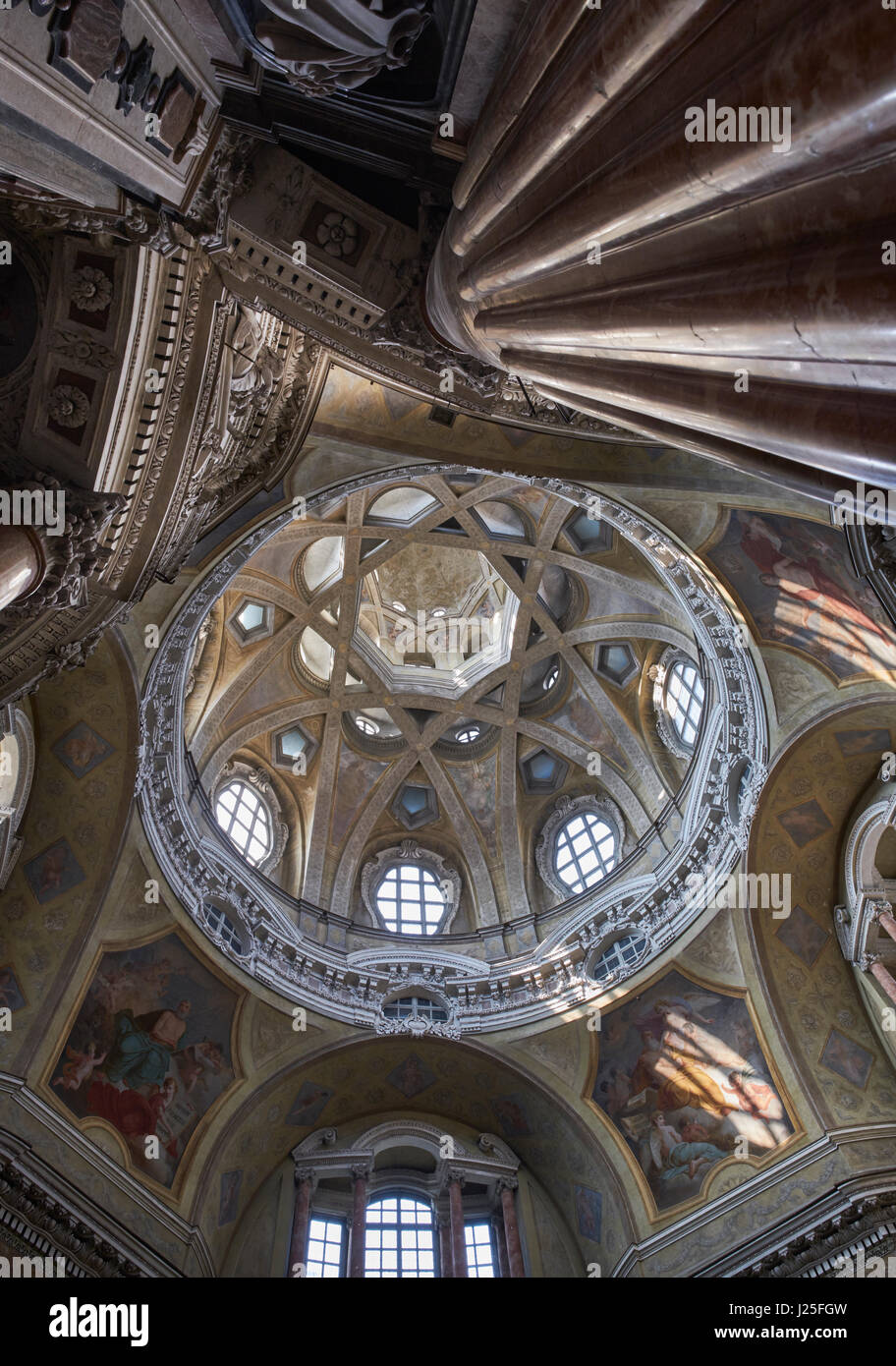 San Lorenzo, Turin. Kirche entworfen und gebaut von Guarino Guarini 1668 bis 1687. Beispiel für barocke Architektur mit wellenförmigen Rundungen Stockfoto