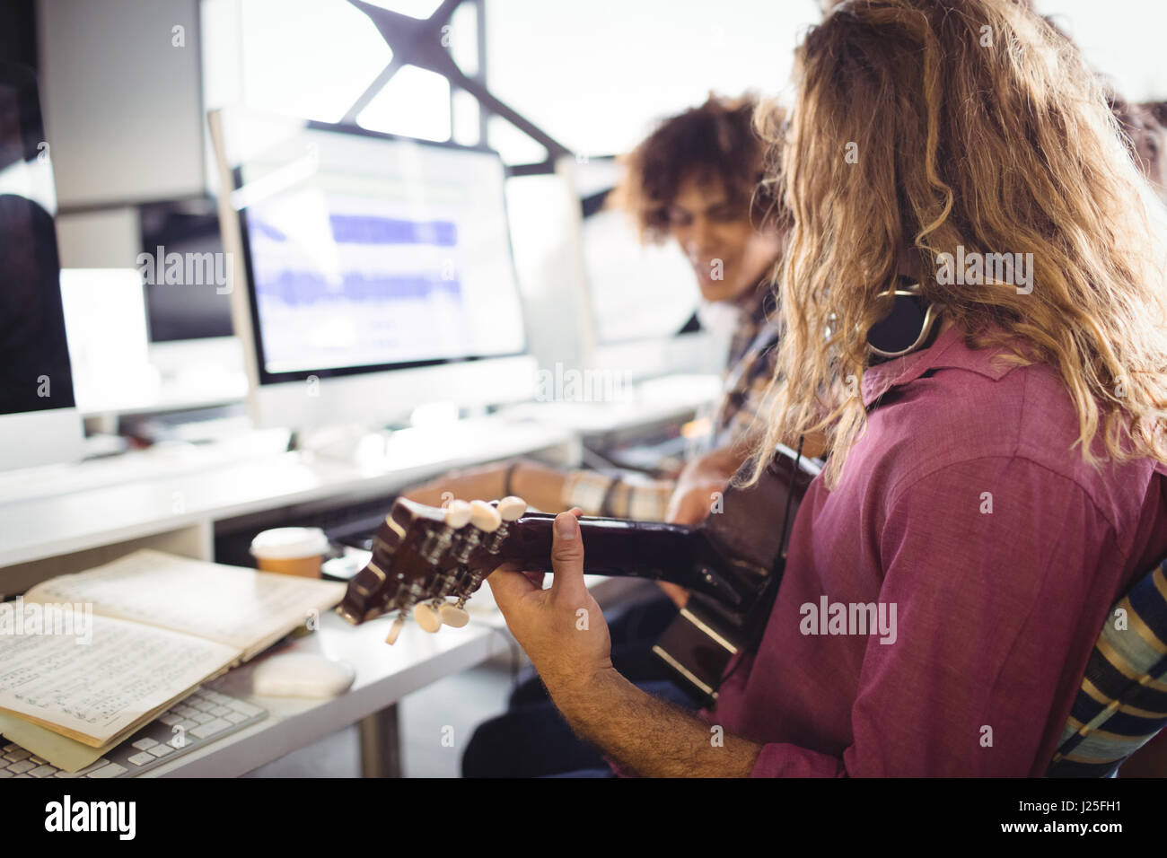 Zwei Toningenieure arbeiten zusammen im studio Stockfoto