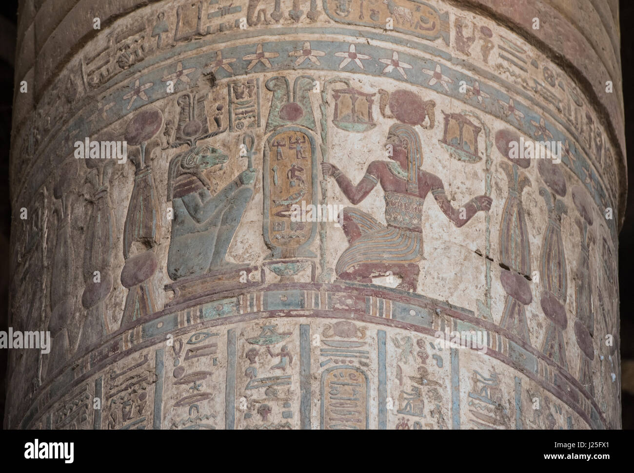 Hieroglypic bunte Carving Gemälde auf einem großen Stein Spalte an der alten ägyptischen Tempel des Khnum in esna mit Gott sobek Stockfoto