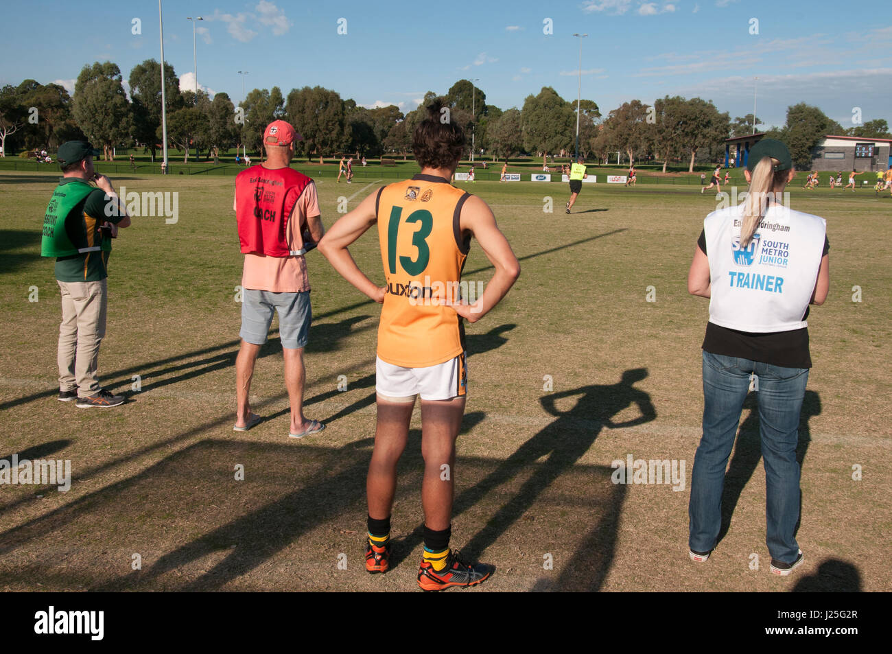 Mannschaftsoffiziellen beobachten ein Amateur Australian Rules Fußballspiel in einem Vorort von Melbourne, Australien Stockfoto