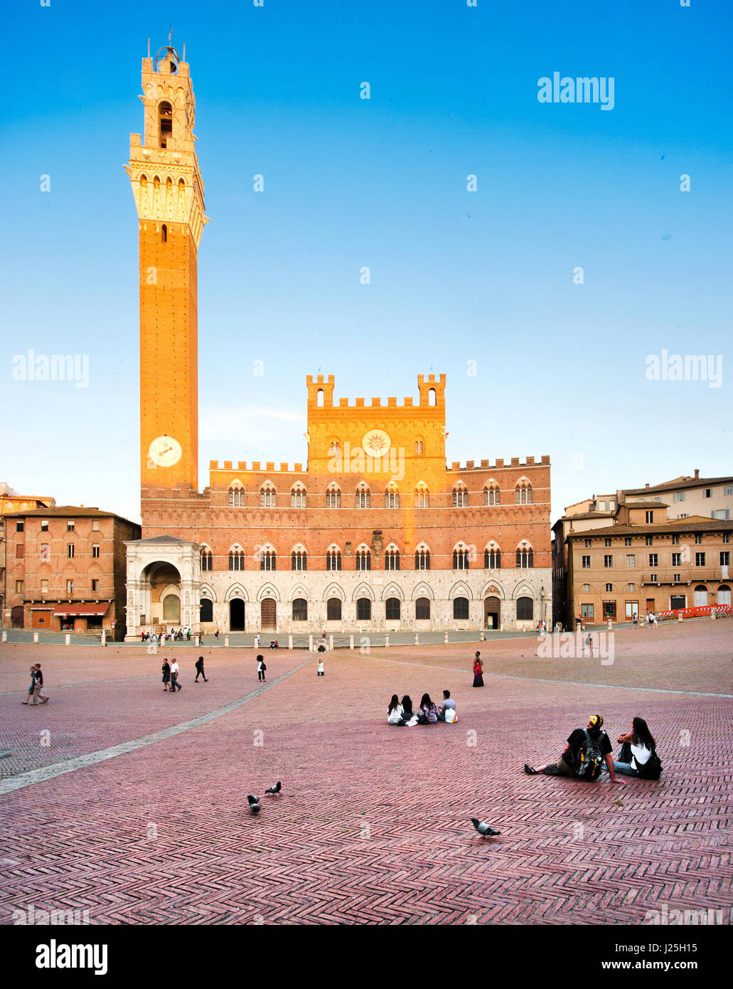 Schöne Aussicht auf die berühmte Piazza del Campo in Siena bei Sonnenuntergang, Toskana, Italien Stockfoto
