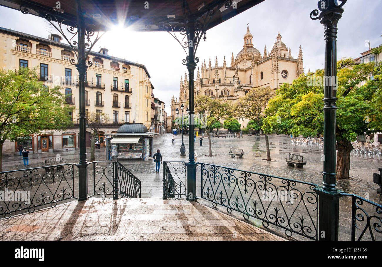 Plaza Mayor mit Catedral de Santa Maria de Segovia im Hintergrund in der historischen Stadt Segovia in Castilla y Leon, Spanien Stockfoto