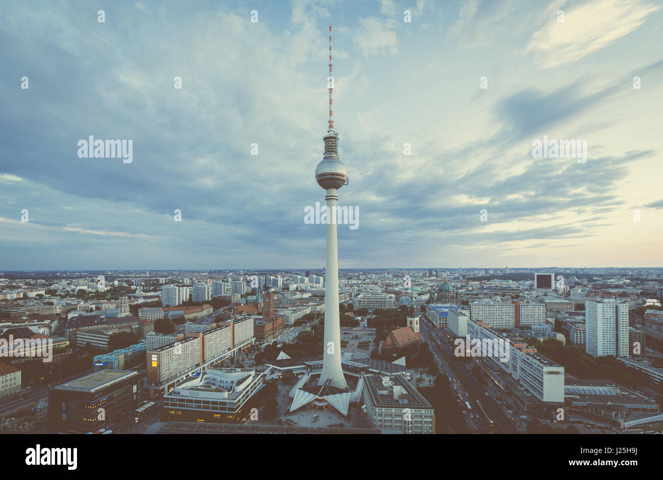 Luftaufnahme der Berliner Skyline mit berühmten Fernsehturm am Alexanderplatz und dramatische Wolkengebilde im Zwielicht während der blauen Stunde in der Abenddämmerung mit Retro-Vintage V Stockfoto