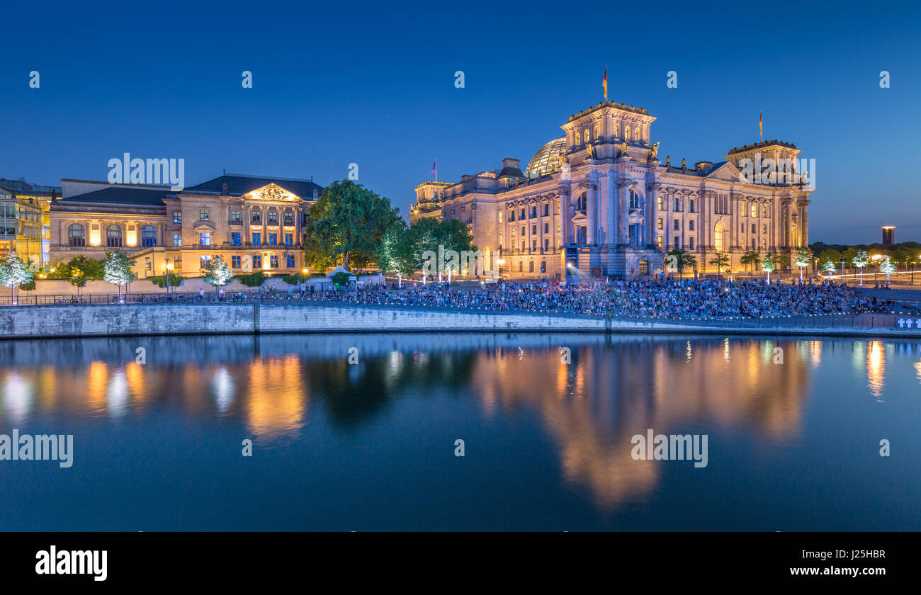 Panorama der modernen Berliner Regierungsviertel mit berühmten Reichstagsgebäude und der Spree entlang in schönen Beitrag Sonnenuntergang Dämmerung Durin beleuchtet Stockfoto