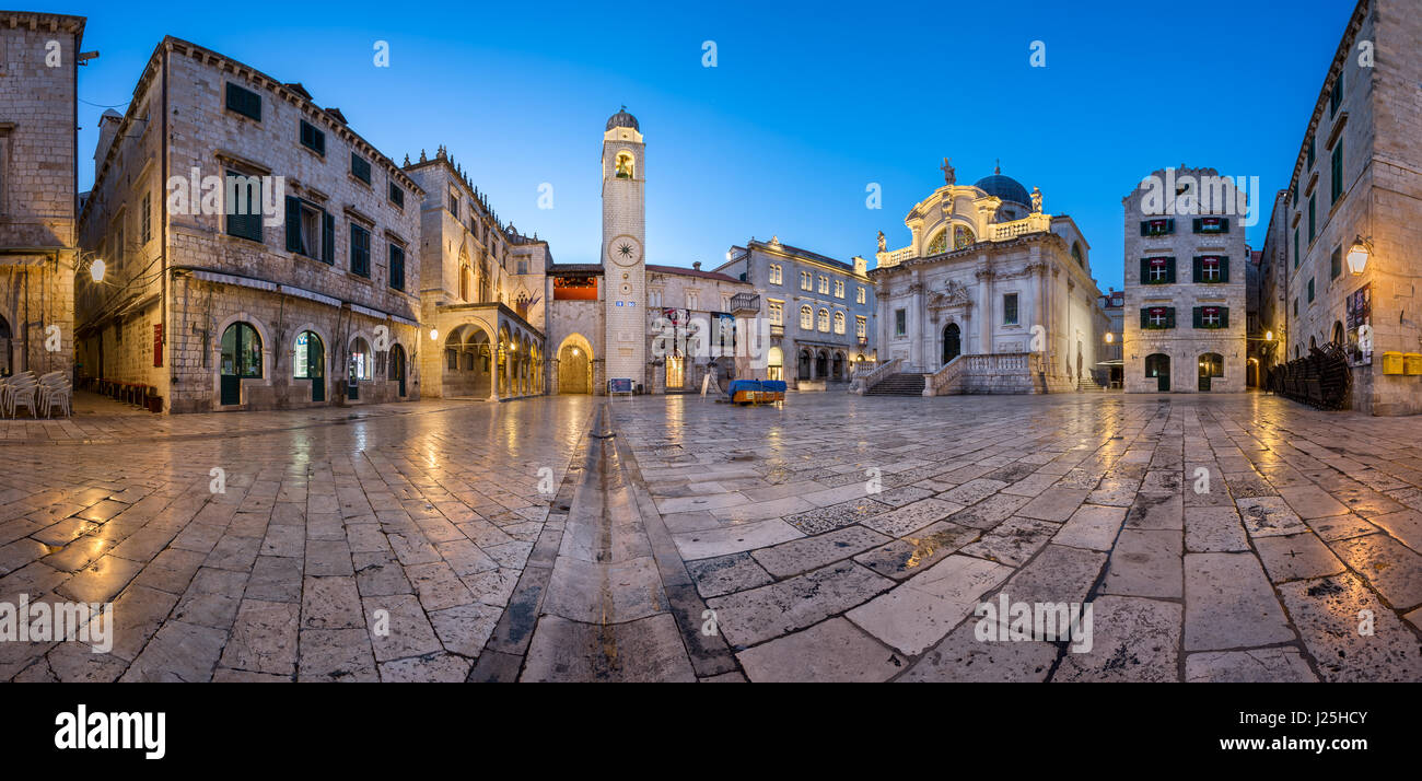 DUBROVNIK, Kroatien - 1. Juli 2014: Panorama der Luza Square und Sponza-Palast in Dubrovnik. Im Jahr 1979 trat die Stadt Dubrovnik die UNESCO-Liste Wehs Stockfoto