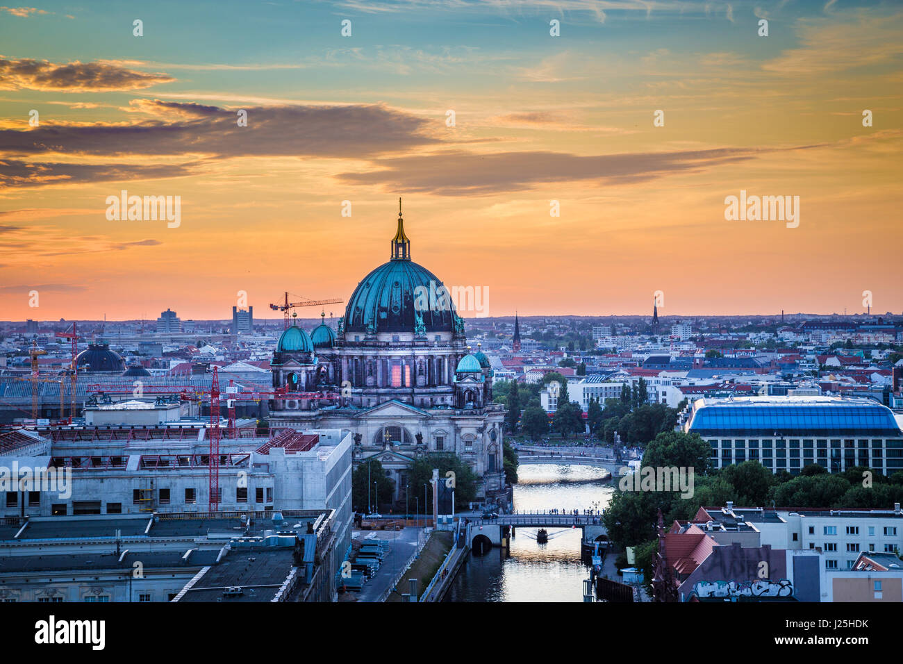 Luftaufnahme der Berliner Skyline mit berühmten Berliner Dom und die Spree River im schönen goldenen Abendlicht mit Wolken bei Sonnenuntergang Stockfoto