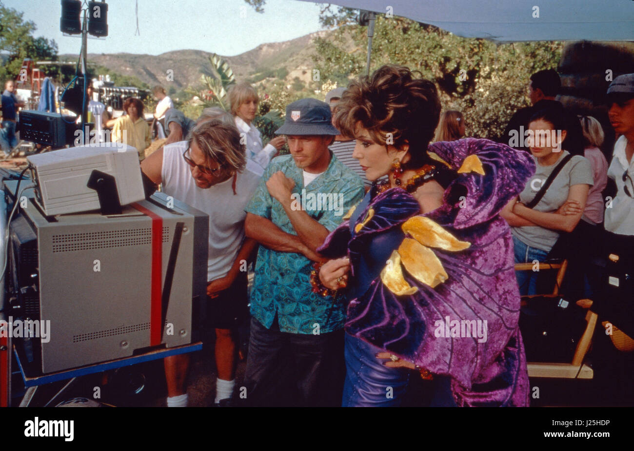 Der Regisseur Brian Levant Mit Joan Collins Bei Den Dreharbeiten Zu "The Flinstones In Viva Rock Vegas", 2000. Stockfoto