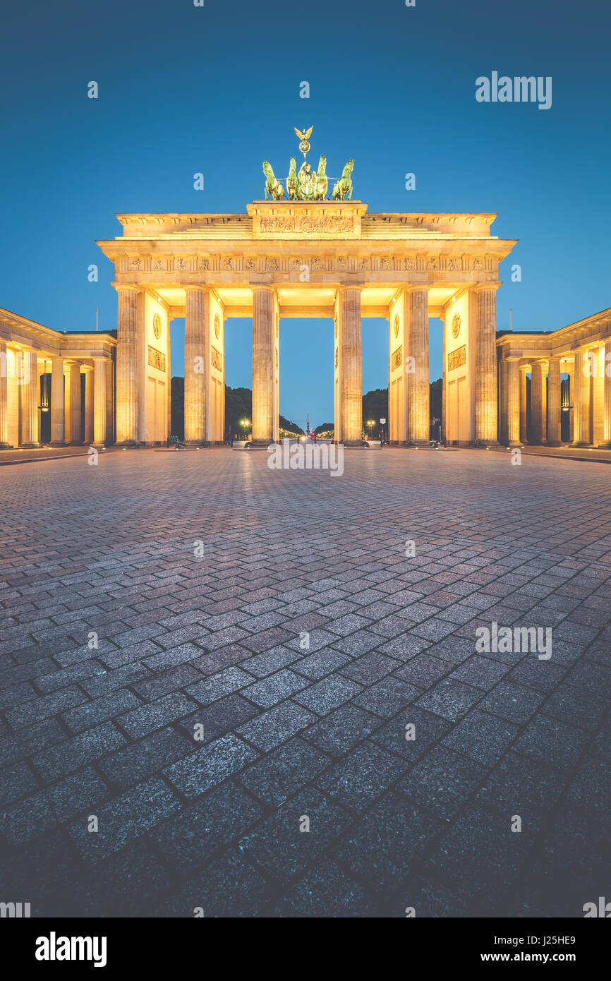 Klassische vertikale Ansicht des Brandenburger Tors, Deutschlands berühmteste Wahrzeichen und ein nationales Symbol, in Post Sonnenuntergang Dämmerung während der blauen Stunde, Berlin Stockfoto