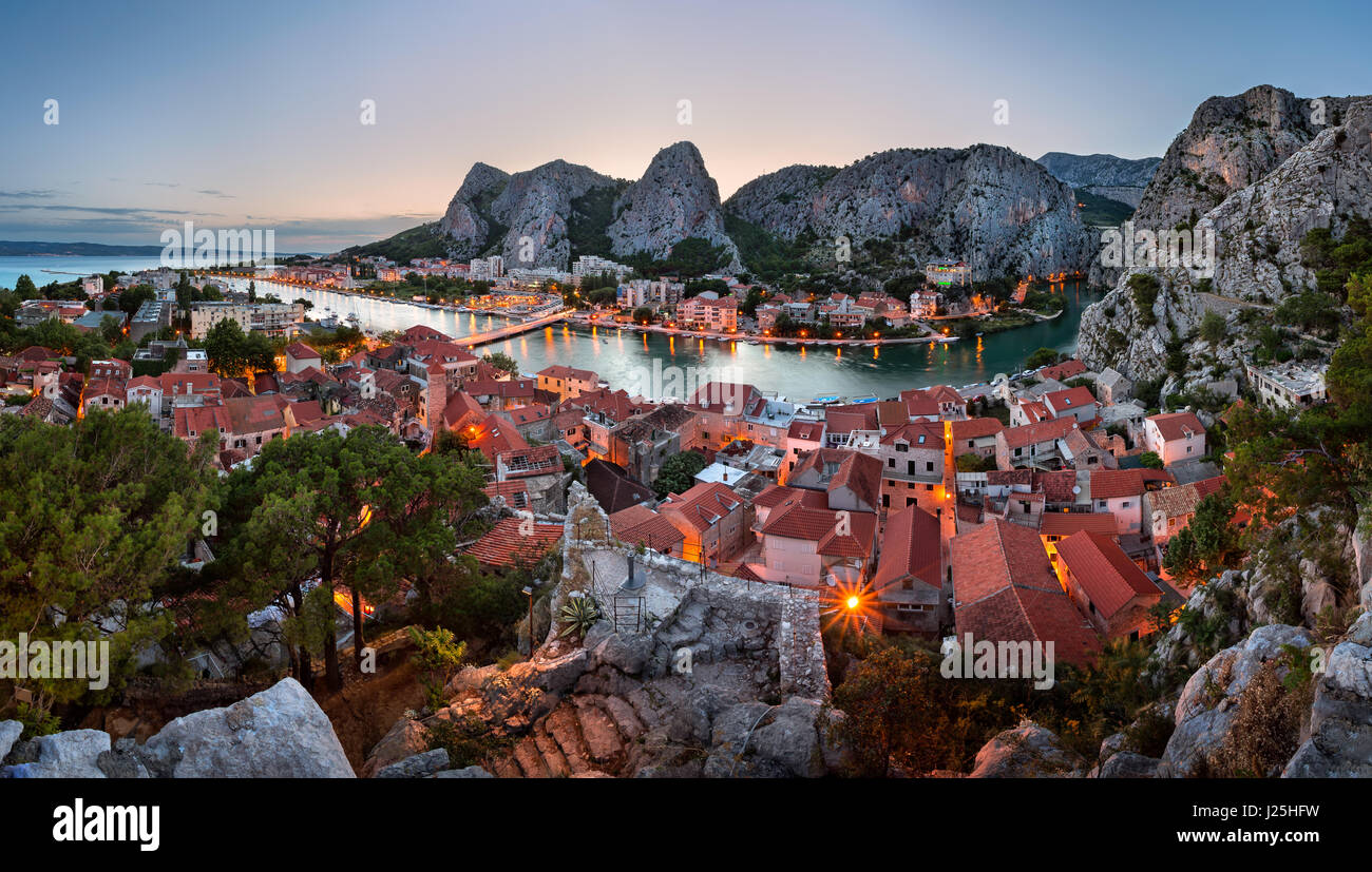 Luftbild der Altstadt von Omis und Fluss Cetina Schlucht, Dalmatien, Kroatien Stockfoto