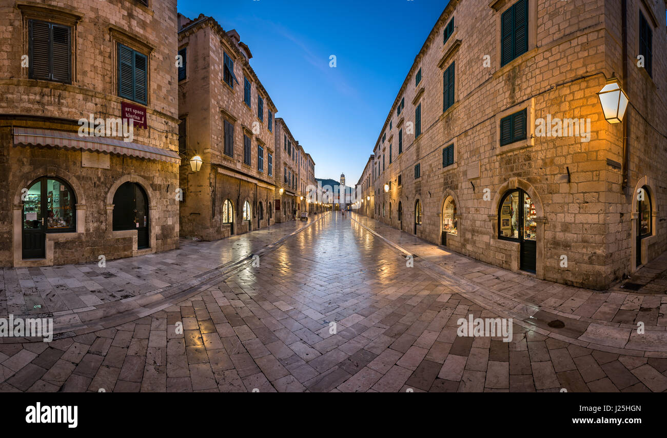 DUBROVNIK, Kroatien - 2. Juli 2014: Panorama Straße Stradun in Dubrovnik. Im Jahr 1979 trat die Stadt Dubrovnik die UNESCO-Liste der World Heritage Si Stockfoto