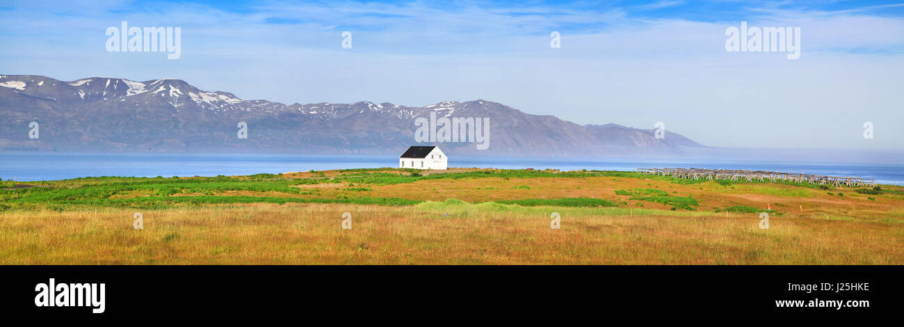 Panoramablick über die wunderschöne Landschaft mit alten Haus im Vatnajökull-Nationalpark, Island Stockfoto