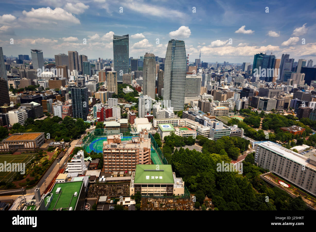 TOKYO, JAPAN - Juni 10: Blick auf moderne Wolkenkratzer im Stadtteil Roppongi in Minato, Tokio am 10. Juni 2015. Dieses Viertel ist bekannt als die Stadt m Stockfoto