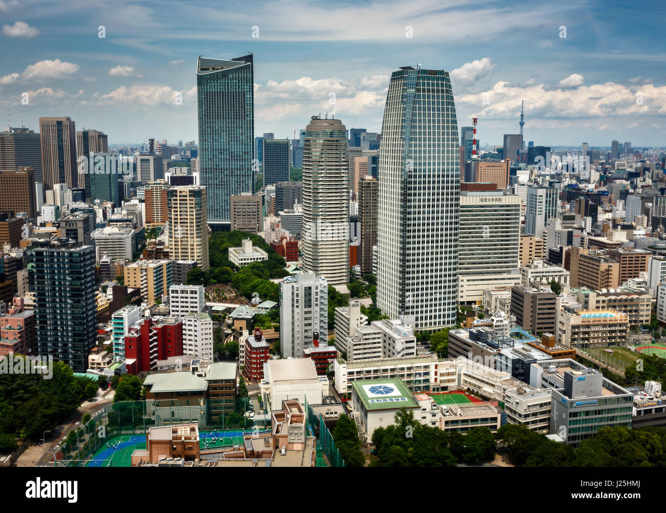 TOKYO, JAPAN - Juni 10: Blick auf moderne Wolkenkratzer im Stadtteil Roppongi in Minato, Tokio am 10. Juni 2015. Dieses Viertel ist bekannt als die Stadt m Stockfoto