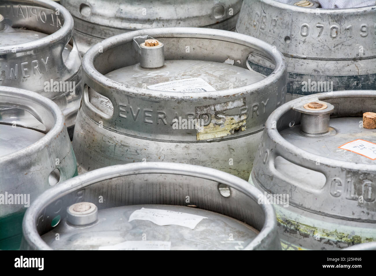 Fässer von Ale und Bier aus Everards Brewery in Leicstershire. Außerhalb des Bahnhofs an Bridgnorth übernommen. Versorgung für die Eisenbahner Arme. Stockfoto
