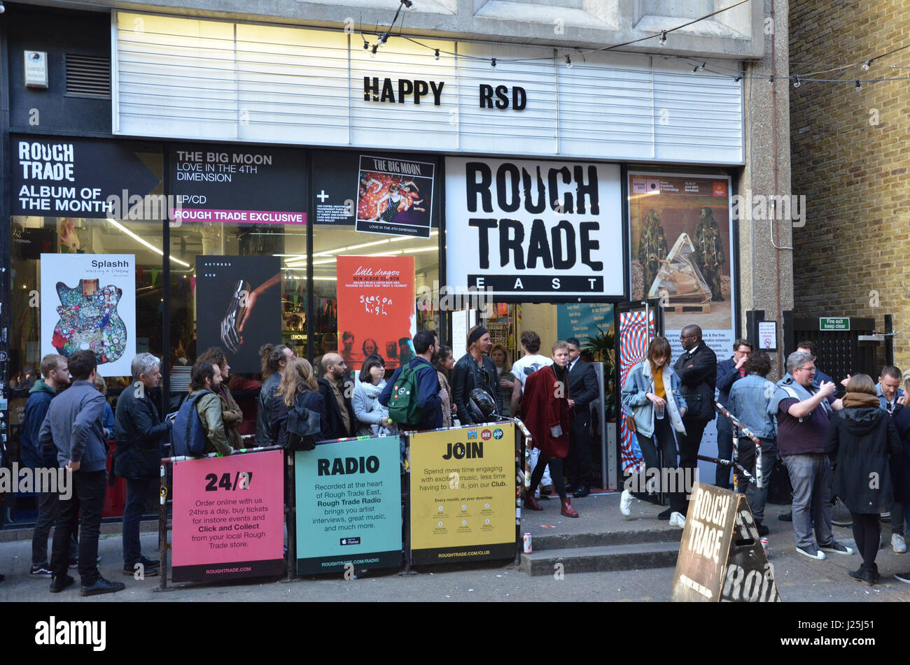 Menschen Schlangestehen vor Rough Trade Osten auf Record Store Day 2017 (Brick Lane, Shoreditch, London, UK. 22. April 2017. Bildnachweis: Robert Smith/Alamy) Stockfoto