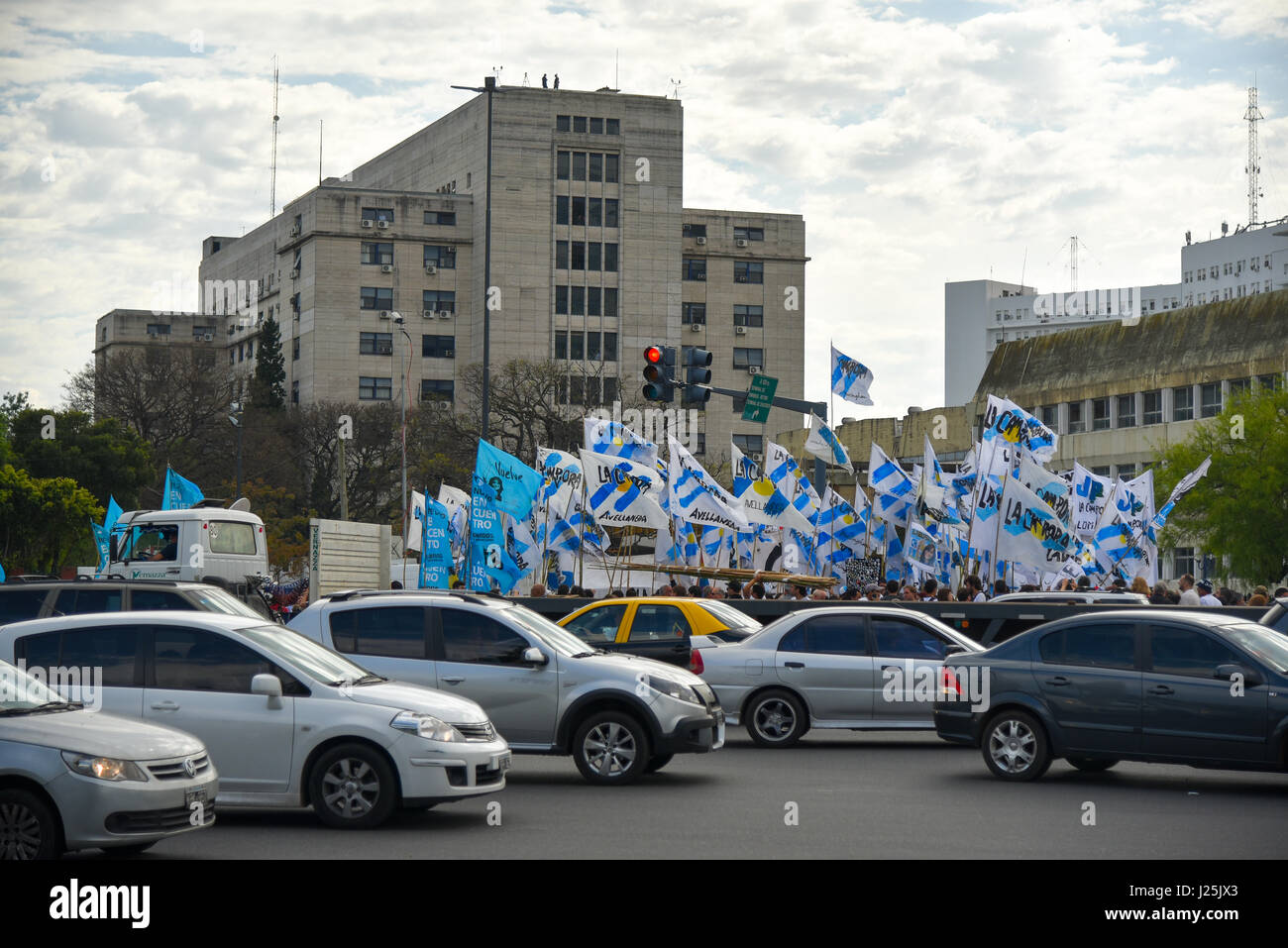 Buenos Aires, Argentinien. 31. Oktober 2016. Menschen versammeln sich in der Nähe von Comodoro Py Gerichtsgebäude in Buenos Aires während Ex-Präsident von Argentinien Cristina Fernandez de Kirchner Beweise im Zusammenhang mit der Untersuchung der Korruption. Stockfoto