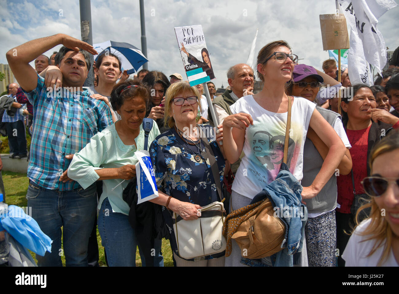 Buenos Aires, Argentinien. 31. Oktober 2016. Menschen versammeln sich in der Nähe von Comodoro Py Gerichtsgebäude in Buenos Aires während Ex-Präsident von Argentinien Cristina Fernandez de Kirchner Beweise im Zusammenhang mit der Untersuchung der Korruption. Stockfoto