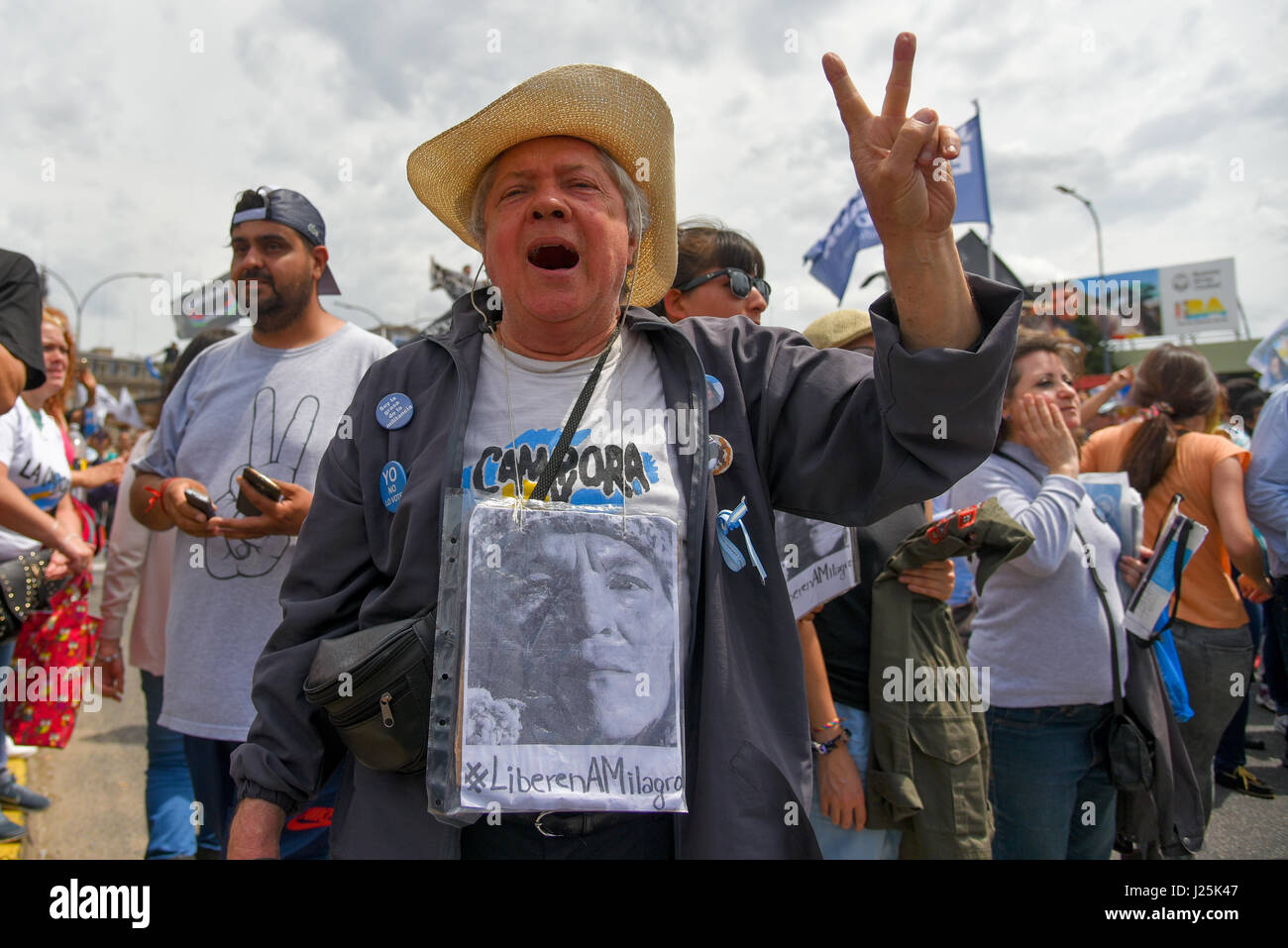 Buenos Aires, Argentinien. 31. Oktober 2016. Menschen versammeln sich in der Nähe von Comodoro Py Gerichtsgebäude in Buenos Aires während Ex-Präsident von Argentinien Cristina Fernandez de Kirchner Beweise im Zusammenhang mit der Untersuchung der Korruption. Stockfoto