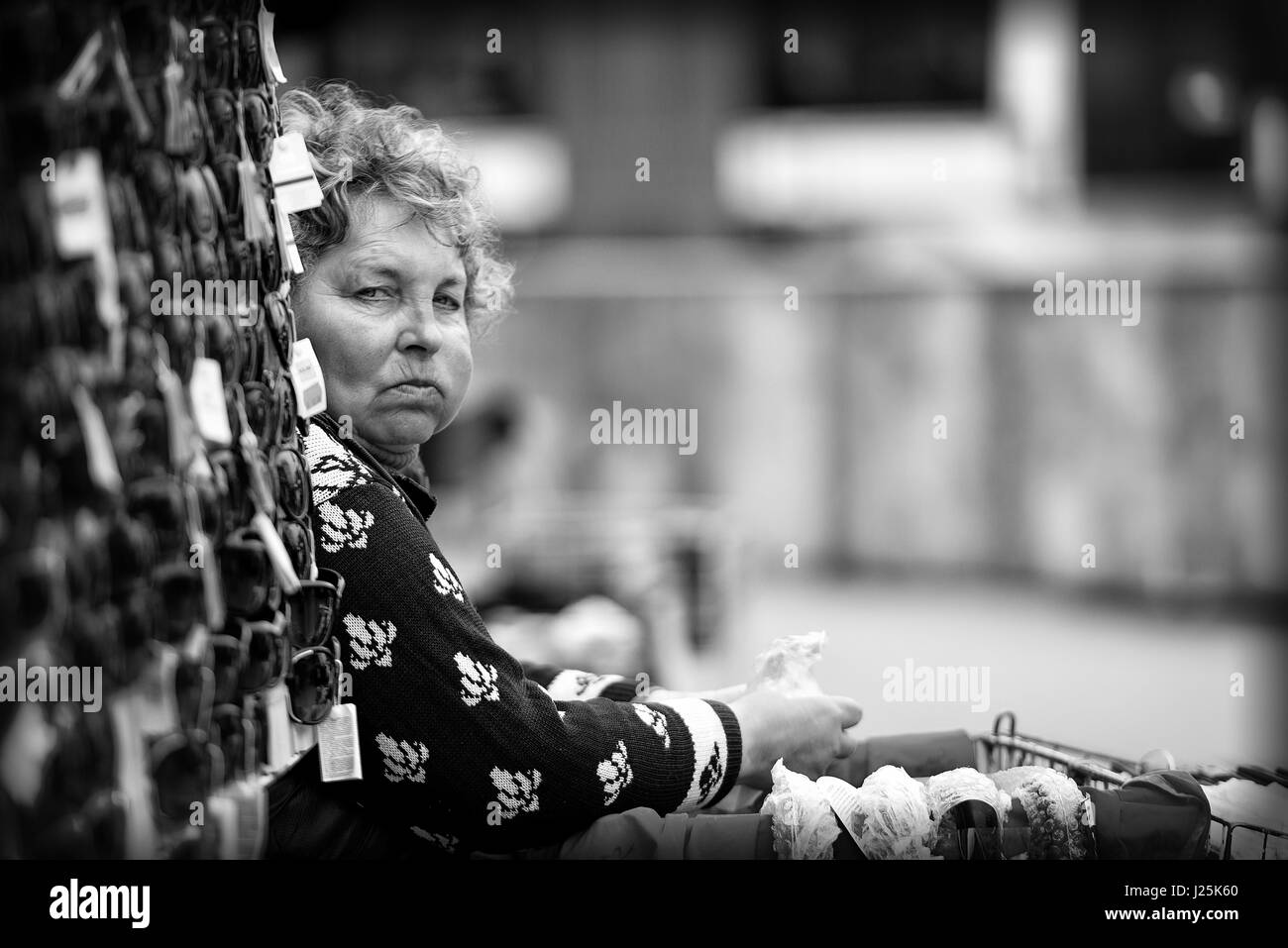 RIGA, Lettland - 13. April 2016: Unbekannten Markt Anbieter Mittag essen bei der Arbeit. Stockfoto