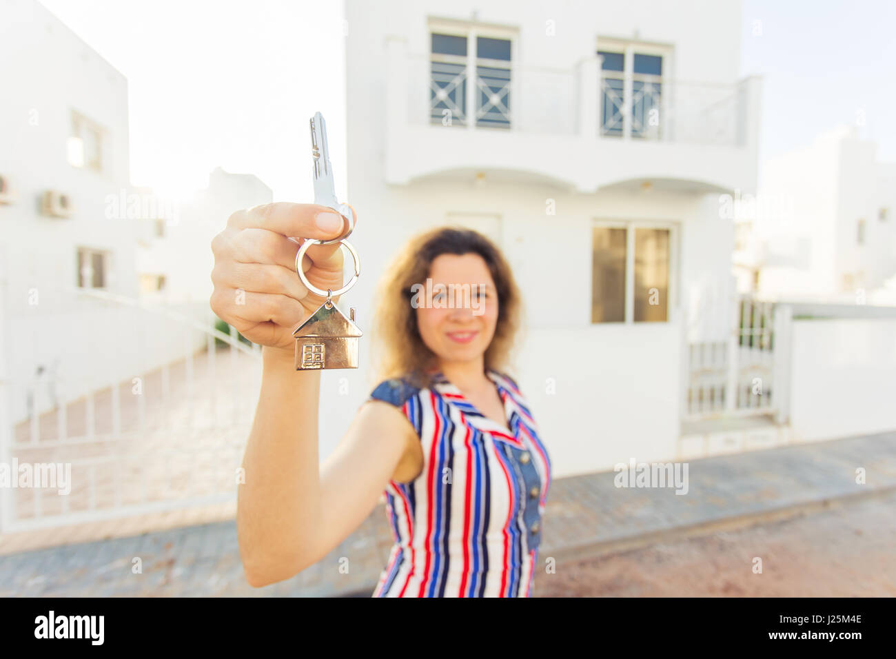 Konzept der Einweihungsparty, Immobilien, Eigentum und verschieben - neuen Hauseigentümer mit Schlüssel Stockfoto