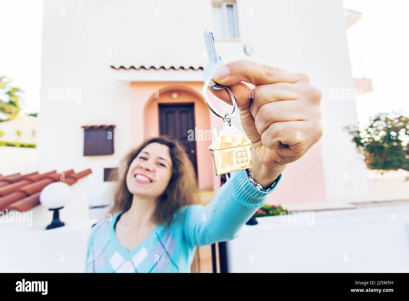 Konzept der Einweihungsparty, Immobilien, Eigentum und verschieben - neuen Hauseigentümer mit Schlüssel Stockfoto