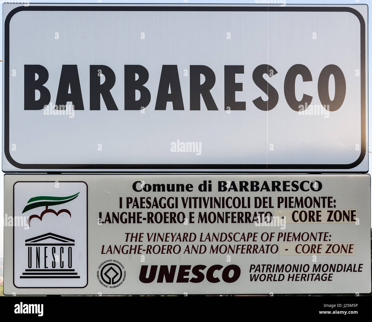 Ortsschild für den Wein erzeugenden italienisches Dorf Barbaresco, Piemont, Italien Stockfoto